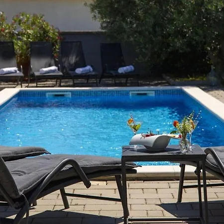 בית נופש Holiday With Pool Near Pula *