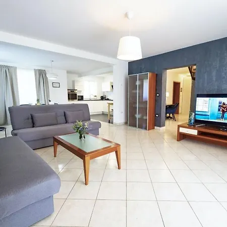 בית נופש Holiday With Pool Near Pula