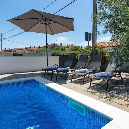 Holiday With Pool Near Pula בית נופש