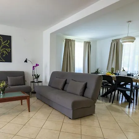בית נופש Holiday With Pool Near Pula *