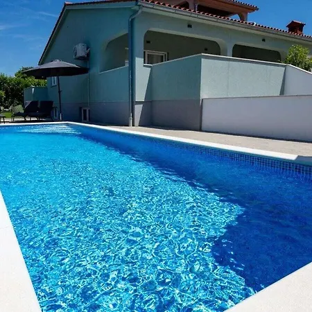 בית נופש Holiday With Pool Near Pula
