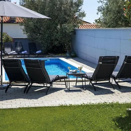 Holiday With Pool Near Pula *
